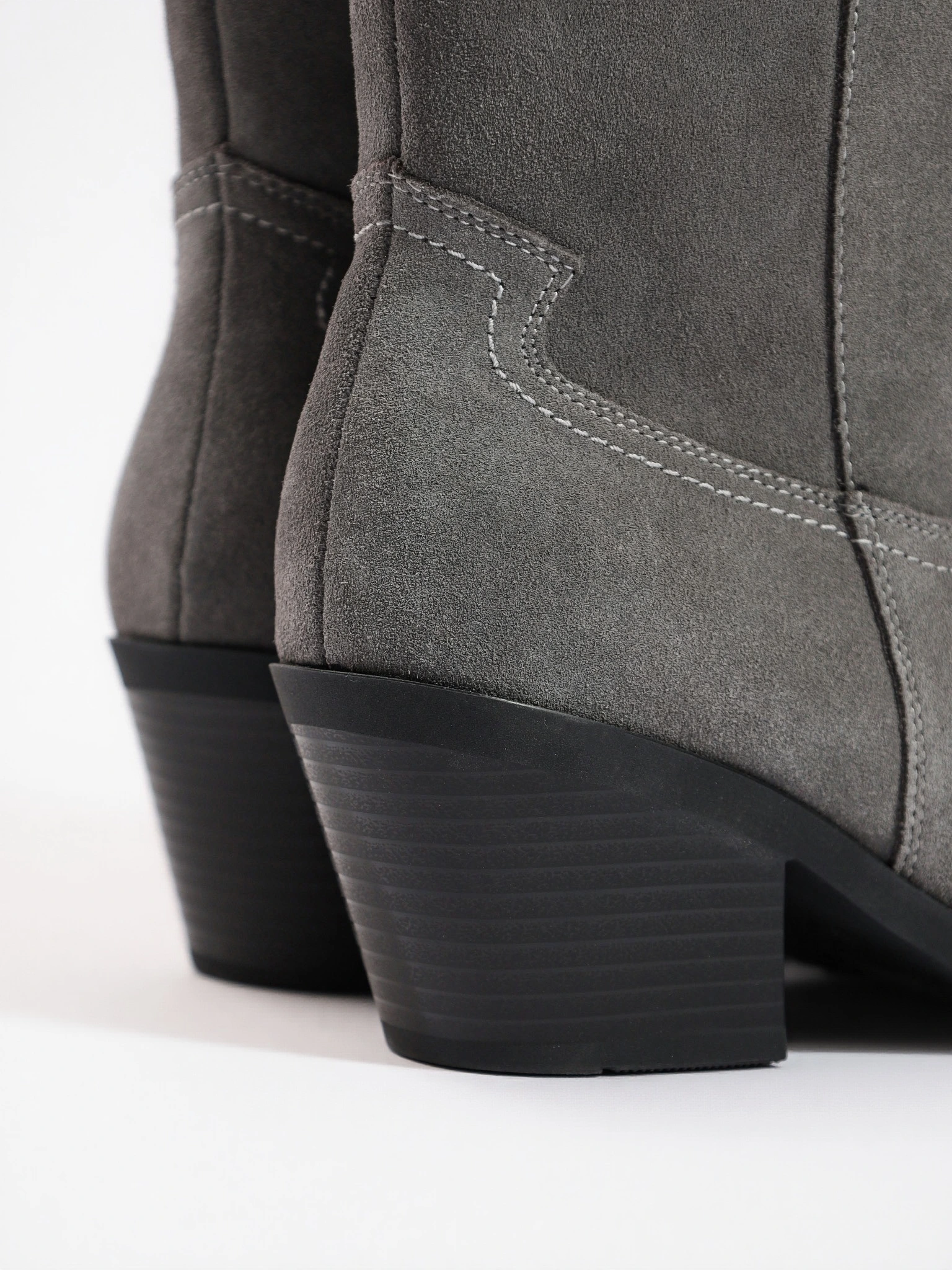 Сапоги-казаки укороченные  серого цвета из натуральной замши